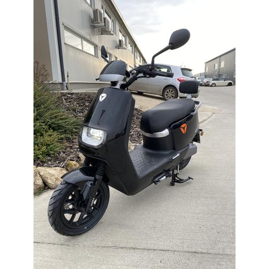 ZT-33A E8 ZTECH Elektromos Robogó 2000W 72V 23Ah 25km/h-fekete